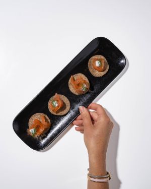 BOUCHÉES FROIDES -12  Rosettes de Saumon Fumé sur Chips de Sarrasin