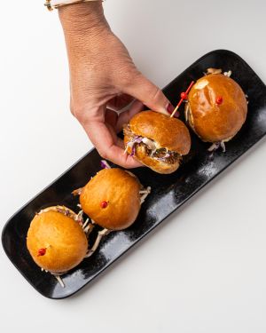 BOUCHÉES CHAUDES – 12 MINI BURGER BOEUF BRAISÉ