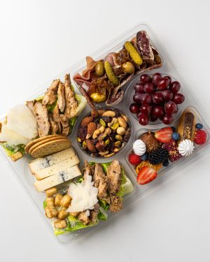 BOÎTE À LUNCH GOURMANDE – VIP – SALADE CÉSAR AU POULET